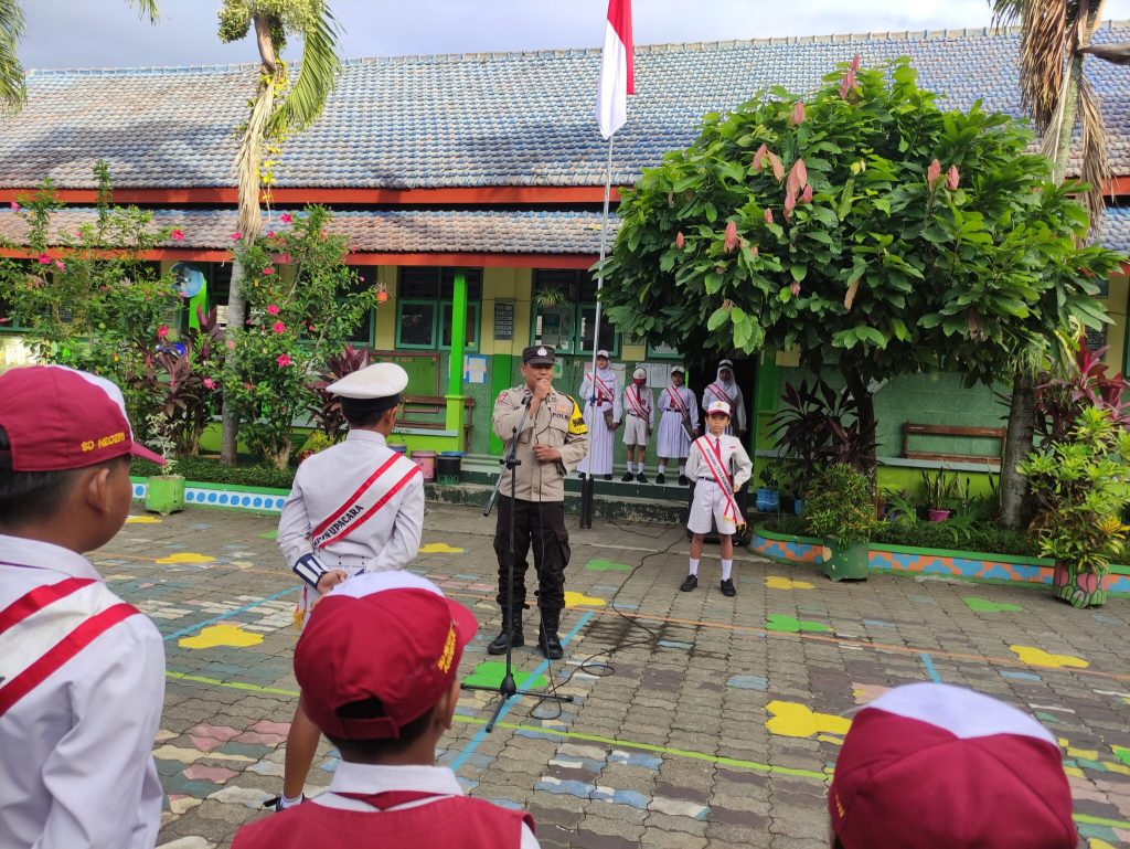 Polmas Kelurahan Ardirejo Menjadi Pembina Upacara di SDN 4 Ardirejo